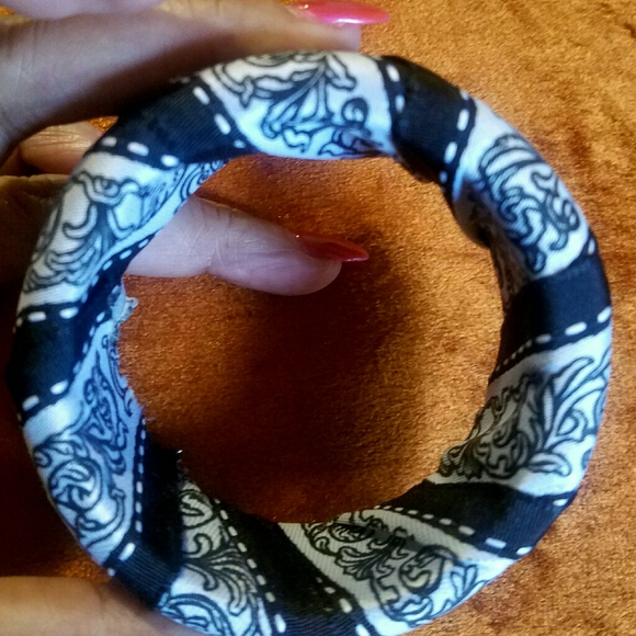 Black n Wht Stripes/Floral Fabric Wrapped Bracelet - Picture 2 of 2